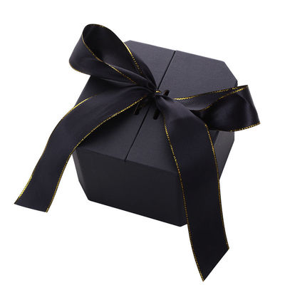 Boîte cadeau de bijoux de luxe sur mesure avec fermeture magnétique et ruban noir