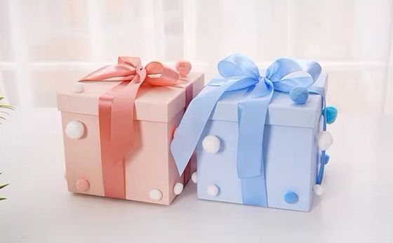 Carton de vêtements à couverture de monde coloré sur mesure avec fermeture magnétique et carton en papier