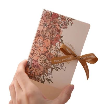 Des boîtes de cadeaux personnalisées comme des cartons de chocolat et des roses carrées
