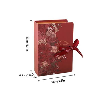 Des boîtes de cadeaux personnalisées comme des cartons de chocolat et des roses carrées