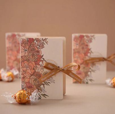 Des boîtes de cadeaux personnalisées comme des cartons de chocolat et des roses carrées