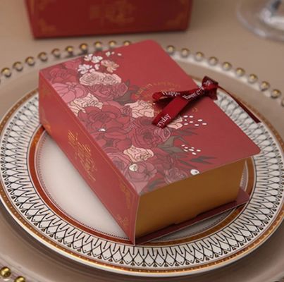 Des boîtes de cadeaux personnalisées comme des cartons de chocolat et des roses carrées