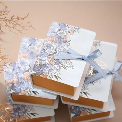 Des boîtes de cadeaux personnalisées comme des cartons de chocolat et des roses carrées
