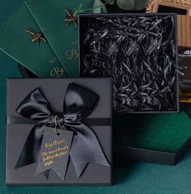 Boîte d'emballage cadeau sur mesure avec logo doré pour T-shirt vêtements et écharpe