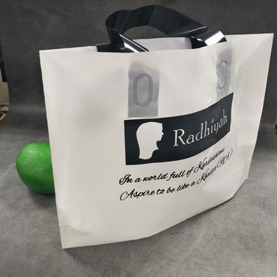 Produits à la mode Logo personnalisé Impression PE Sac de magasinage en plastique avec logo