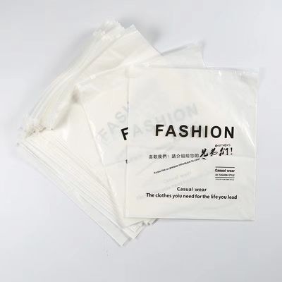 Impression de sacs en plastique mat pour des emballages de vêtements personnalisés et écologiques