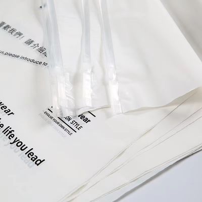Impression de sacs en plastique mat pour des emballages de vêtements personnalisés et écologiques