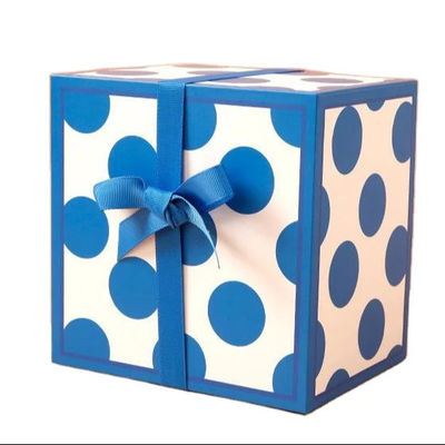 Boîte cadeau carré de luxe en relief avec couverture de bonbons et impression de fleurs