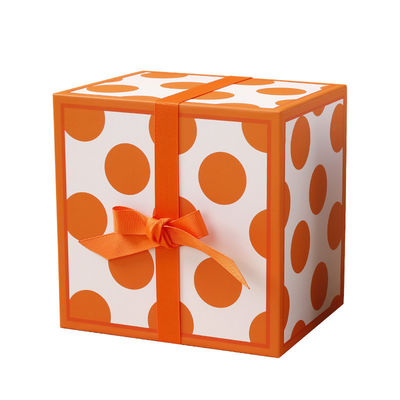 Boîte cadeau carré de luxe en relief avec couverture de bonbons et impression de fleurs