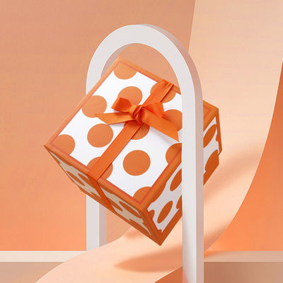 Boîte cadeau carré de luxe en relief avec couverture de bonbons et impression de fleurs