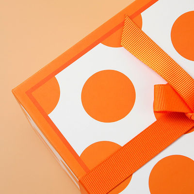 Boîte cadeau carré de luxe en relief avec couverture de bonbons et impression de fleurs