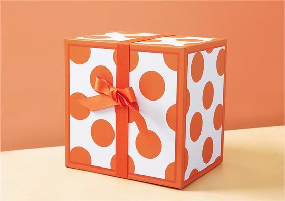 Boîte cadeau carré de luxe en relief avec couverture de bonbons et impression de fleurs