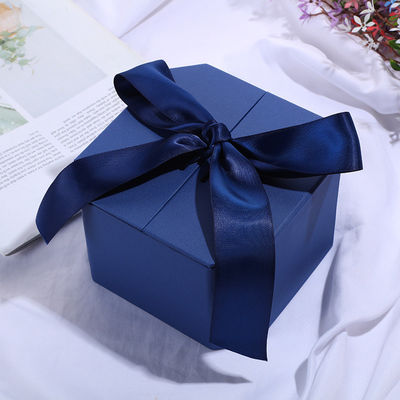 Boîte cadeau de bijoux de luxe sur mesure avec fermeture magnétique et ruban noir