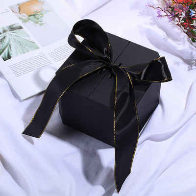 Boîte cadeau de bijoux de luxe sur mesure avec fermeture magnétique et ruban noir