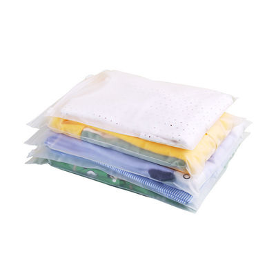 Sacs d'emballage à fermeture à glissière en plastique écologique pour les vêtements 0,08 mm poussiéreux sur mesure