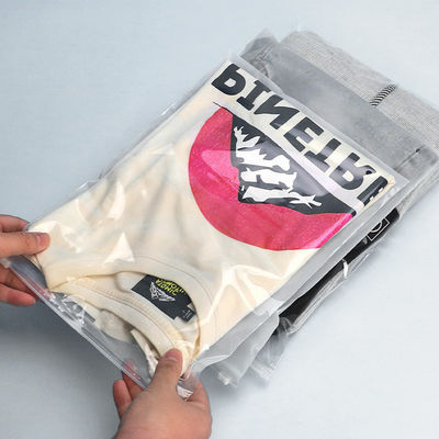 Sacs d'emballage à fermeture à glissière en plastique écologique pour les vêtements 0,08 mm poussiéreux sur mesure